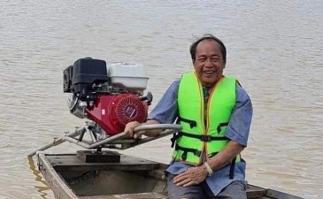 Người đàn ông cứu 100 người trong cơn lũ được tặng một chiếc thuyền mới